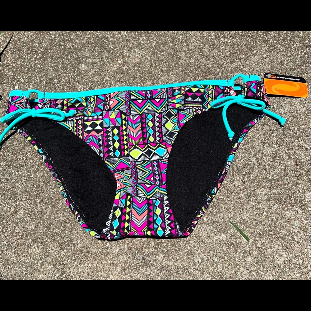 3 for $25👗O’rageous bikini bottom